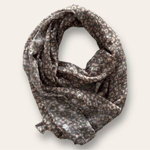 Lug Twist Lightweight Printed Shawl in Leopard Pearl